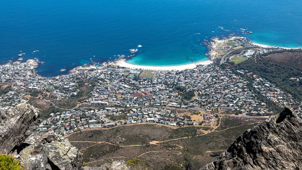 Cape Town (ZA), Table Mountain, Blick auf Camps Bay -- 2024 -- 2750